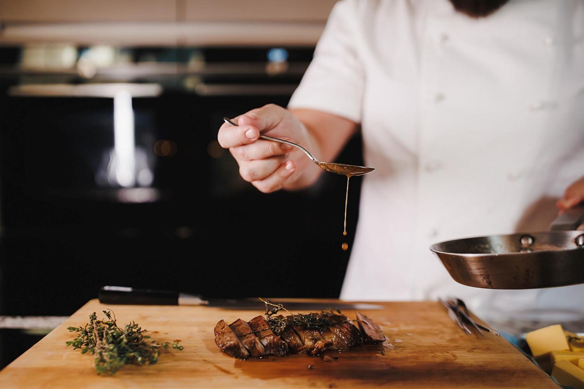 Stock Exchange Hotel, Manchester, Autograph Collection المظهر الخارجي الصورة A chef seasoning a dish