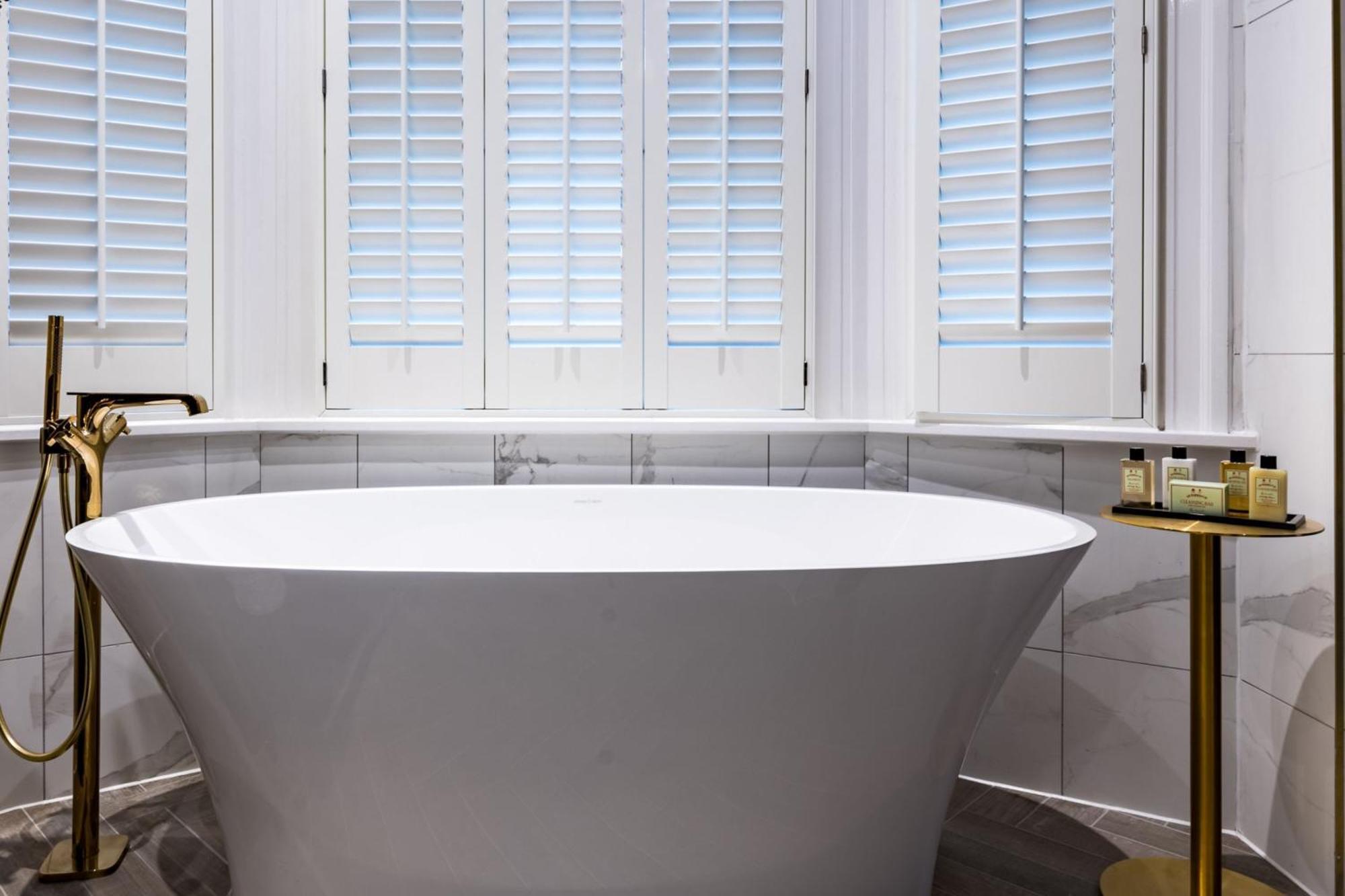 Stock Exchange Hotel, Manchester, Autograph Collection المظهر الخارجي الصورة Bathroom shutters