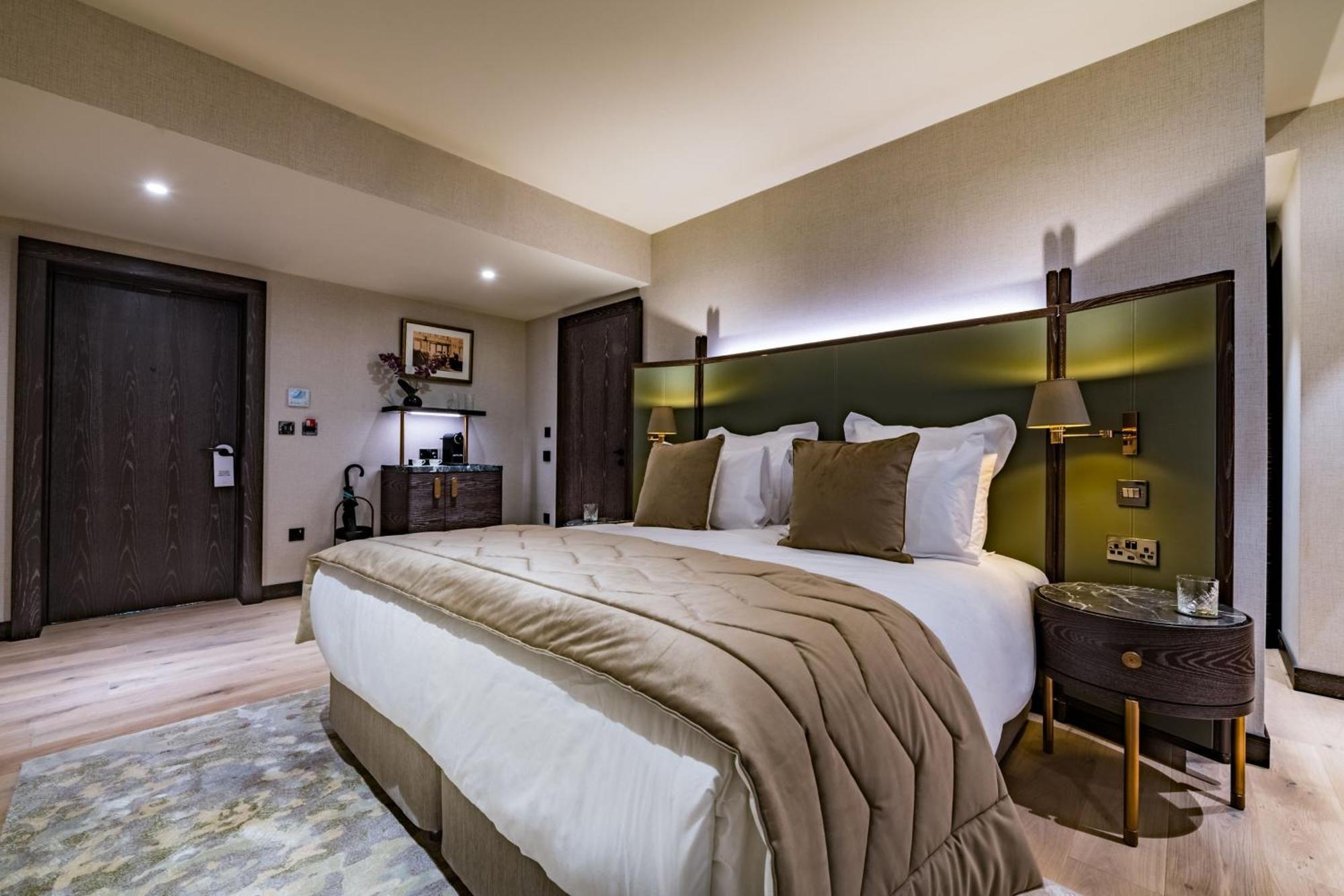 Stock Exchange Hotel, Manchester, Autograph Collection المظهر الخارجي الصورة A bedroom at The Ivy Collection, St John's Wood