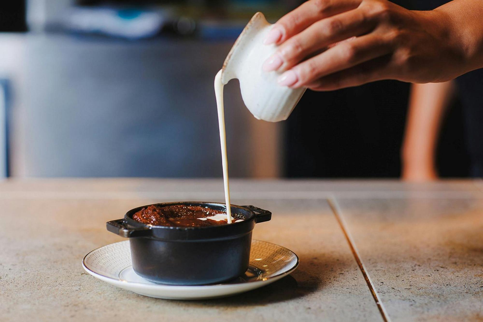 Stock Exchange Hotel, Manchester, Autograph Collection المظهر الخارجي الصورة A pot of chocolate pudding being topped with cream
