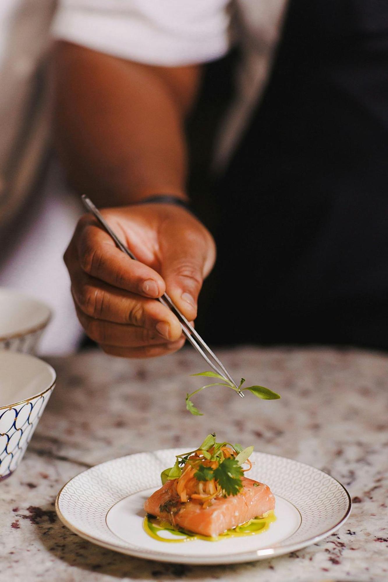 Stock Exchange Hotel, Manchester, Autograph Collection المظهر الخارجي الصورة A hand holding a pair of chopsticks